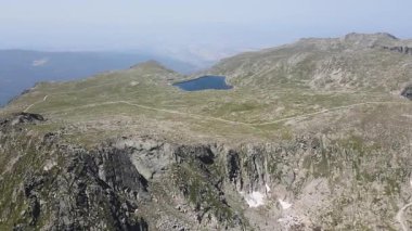 Bulgaristan 'ın Kalin zirvesi yakınlarındaki Rila Dağı' nın havadan yaz manzarası