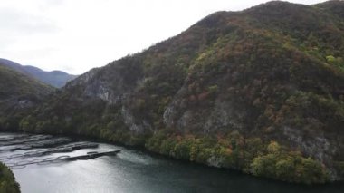 Krichim Reservoir, Rhodopes Dağı, Filibe Bölgesi, Bulgaristan 'ın Havadan Sonbahar manzarası