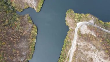 Krichim Reservoir, Rhodopes Dağı, Filibe Bölgesi, Bulgaristan 'ın Havadan Sonbahar manzarası