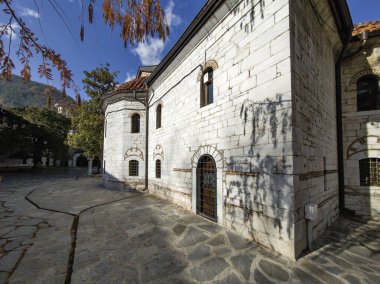 Bulgaristan 'ın Filibe Bölgesi' ndeki Ortaçağ Bachkovo Manastırı Manastırı 'nın sonbahar manzarası