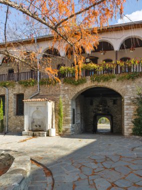 Bulgaristan 'ın Filibe Bölgesi' ndeki Ortaçağ Bachkovo Manastırı Manastırı 'nın sonbahar manzarası