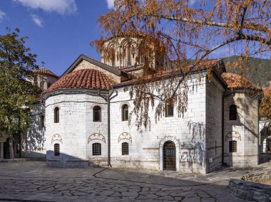 Bulgaristan 'ın Filibe Bölgesi' ndeki Ortaçağ Bachkovo Manastırı Manastırı 'nın sonbahar manzarası