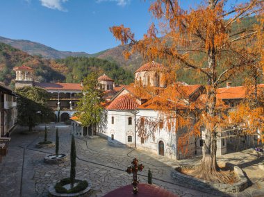 Bulgaristan 'ın Filibe Bölgesi' ndeki Ortaçağ Bachkovo Manastırı Manastırı 'nın sonbahar manzarası