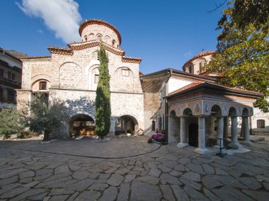 Bulgaristan 'ın Filibe Bölgesi' ndeki Ortaçağ Bachkovo Manastırı Manastırı 'nın sonbahar manzarası