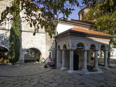 Bulgaristan 'ın Filibe Bölgesi' ndeki Ortaçağ Bachkovo Manastırı Manastırı 'nın sonbahar manzarası