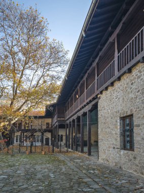 Bulgaristan 'ın Filibe Bölgesi' ndeki Ortaçağ Bachkovo Manastırı Manastırı 'nın sonbahar manzarası