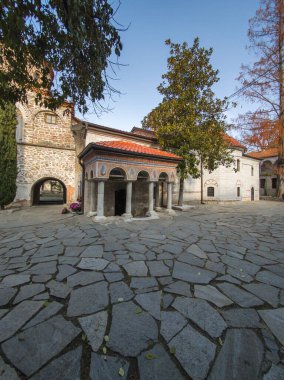 Bulgaristan 'ın Filibe Bölgesi' ndeki Ortaçağ Bachkovo Manastırı Manastırı 'nın sonbahar manzarası
