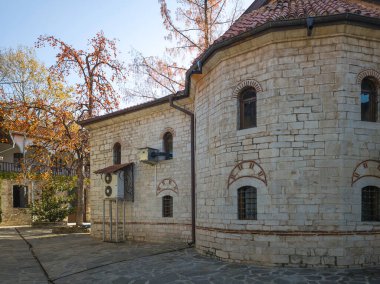 Bulgaristan 'ın Filibe Bölgesi' ndeki Ortaçağ Bachkovo Manastırı Manastırı 'nın sonbahar manzarası