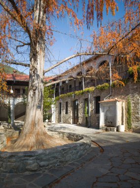 Bulgaristan 'ın Filibe Bölgesi' ndeki Ortaçağ Bachkovo Manastırı Manastırı 'nın sonbahar manzarası