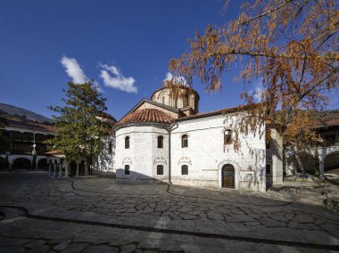 Bulgaristan 'ın Filibe Bölgesi' ndeki Ortaçağ Bachkovo Manastırı Manastırı 'nın sonbahar manzarası
