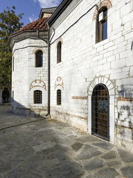 Bulgaristan 'ın Filibe Bölgesi' ndeki Ortaçağ Bachkovo Manastırı Manastırı 'nın sonbahar manzarası