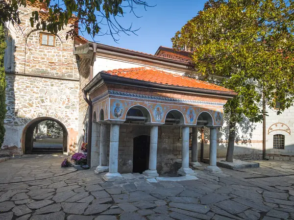 Bulgaristan 'ın Filibe Bölgesi' ndeki Ortaçağ Bachkovo Manastırı Manastırı 'nın sonbahar manzarası