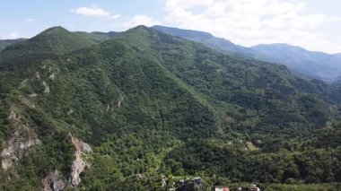 Bulgaristan 'ın Filibe Bölgesi Asenovgrad kenti yakınlarındaki Rodop Dağları' nın Havadan Bahar manzarası