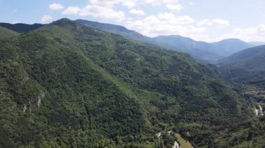 Bulgaristan 'ın Filibe Bölgesi Asenovgrad kenti yakınlarındaki Rodop Dağları' nın Havadan Bahar manzarası