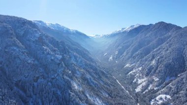 Bulgaristan 'ın Sofya Bölgesi Beli Iskar köyü yakınlarındaki Rila Dağı' nın kış manzarası