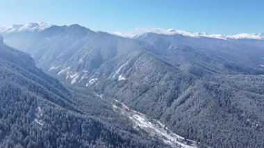 Bulgaristan 'ın Sofya Bölgesi Beli Iskar köyü yakınlarındaki Rila Dağı' nın kış manzarası