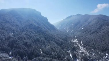 Bulgaristan 'ın Sofya Bölgesi Beli Iskar köyü yakınlarındaki Rila Dağı' nın kış manzarası