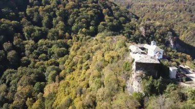 Bulgaristan 'ın Saint George, Lovech bölgesindeki Glozhene Manastırı yakınlarındaki Balkan Dağları' nın hava manzarası