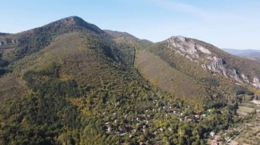 Bulgaristan 'ın Saint George, Lovech bölgesindeki Glozhene Manastırı yakınlarındaki Balkan Dağları' nın hava manzarası