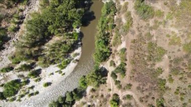 Bulgaristan 'ın Kresna Vadisi' nden geçen Struma Nehri 'nin havadan görüntüsü