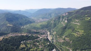 Bulgaristan 'ın Balkan Dağları' nın Bov köyü yakınlarındaki İskar boğazının şaşırtıcı hava manzarası