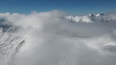 Bulgaristan 'ın Polezhan ve Bezbog Tepeleri yakınlarındaki Pirin Dağı' nın İnanılmaz Hava Kış Manzarası