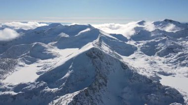 Bulgaristan 'ın Polezhan ve Bezbog Tepeleri yakınlarındaki Pirin Dağı' nın İnanılmaz Hava Kış Manzarası