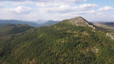 Bulgaristan 'ın Pernik Bölgesi Dragovski kamak Tepesi yakınlarındaki Greben Dağı' nın şaşırtıcı sonbahar manzarası