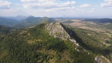 Bulgaristan 'ın Pernik Bölgesi Dragovski kamak Tepesi yakınlarındaki Greben Dağı' nın şaşırtıcı sonbahar manzarası