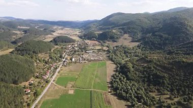 Bulgaristan 'ın Pernik Bölgesi Dragovski kamak Tepesi yakınlarındaki Greben Dağı' nın şaşırtıcı sonbahar manzarası