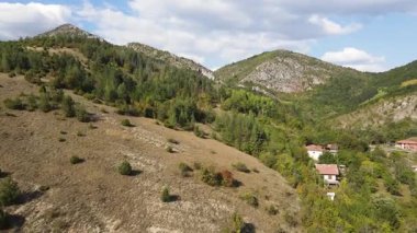 Bulgaristan 'ın Pernik Bölgesi Dragovski kamak Tepesi yakınlarındaki Greben Dağı' nın şaşırtıcı sonbahar manzarası