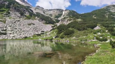 Bulgaristan 'ın Muratovo Gölü yakınlarındaki Pirin Dağı' nın şaşırtıcı yaz manzarası