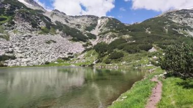 Bulgaristan 'ın Muratovo Gölü yakınlarındaki Pirin Dağı' nın şaşırtıcı yaz manzarası