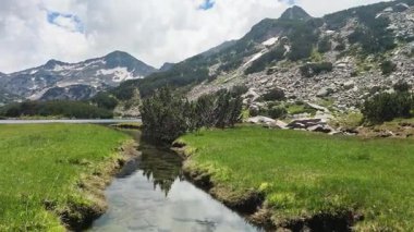 Bulgaristan 'ın Muratovo Gölü yakınlarındaki Pirin Dağı' nın şaşırtıcı yaz manzarası