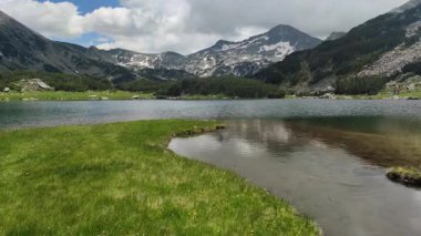 Bulgaristan 'ın Muratovo Gölü yakınlarındaki Pirin Dağı' nın şaşırtıcı yaz manzarası