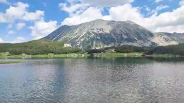 Bulgaristan 'ın Muratovo Gölü yakınlarındaki Pirin Dağı' nın şaşırtıcı yaz manzarası