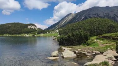 Bulgaristan 'ın Muratovo Gölü yakınlarındaki Pirin Dağı' nın şaşırtıcı yaz manzarası