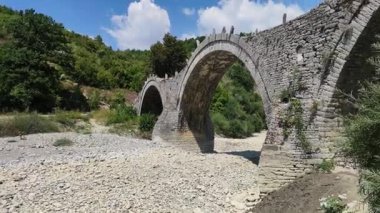 Pindus Dağları 'ndaki Ortaçağ Plakidas (Kalogeriko) Köprüsü, Zagori, Epirus, Yunanistan