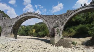 Pindus Dağları 'ndaki Ortaçağ Plakidas (Kalogeriko) Köprüsü, Zagori, Epirus, Yunanistan