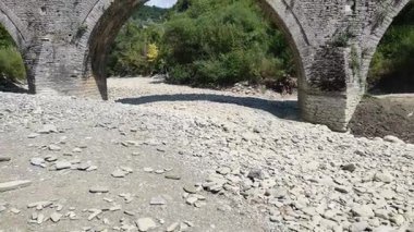 Pindus Dağları 'ndaki Ortaçağ Plakidas (Kalogeriko) Köprüsü, Zagori, Epirus, Yunanistan