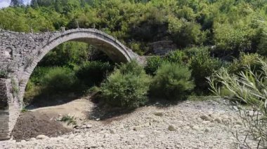 Pindus Dağları 'ndaki Ortaçağ Plakidas (Kalogeriko) Köprüsü, Zagori, Epirus, Yunanistan
