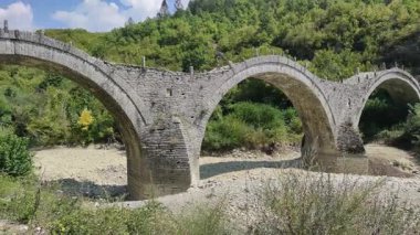 Pindus Dağları 'ndaki Ortaçağ Plakidas (Kalogeriko) Köprüsü, Zagori, Epirus, Yunanistan