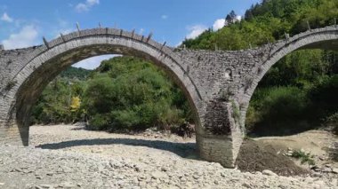 Pindus Dağları 'ndaki Ortaçağ Plakidas (Kalogeriko) Köprüsü, Zagori, Epirus, Yunanistan