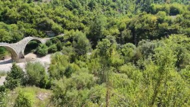 Pindus Dağları 'ndaki Ortaçağ Plakidas (Kalogeriko) Köprüsü, Zagori, Epirus, Yunanistan