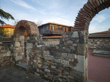 Bulgaristan 'ın Burgaz Bölgesi' nin Sozopol kentindeki tipik sokak ve evler