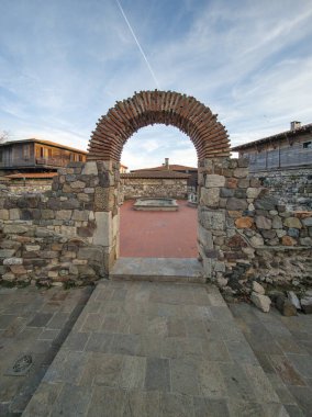 Bulgaristan 'ın Burgaz Bölgesi' nin Sozopol kentindeki tipik sokak ve evler