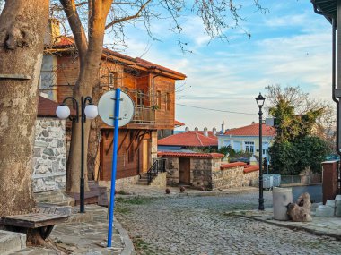 Bulgaristan 'ın Burgaz Bölgesi' nin Sozopol kentindeki tipik sokak ve evler