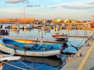 Bulgaristan 'ın Burgaz Bölgesi' nin Sozopol kentindeki tipik sokak ve evler