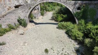 Pindus Dağları, Zagori, Epirus, Yunanistan 'daki Kokkorou taş köprüsünün inanılmaz manzarası