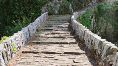 Pindus Dağları, Zagori, Epirus, Yunanistan 'daki Kokkorou taş köprüsünün inanılmaz manzarası